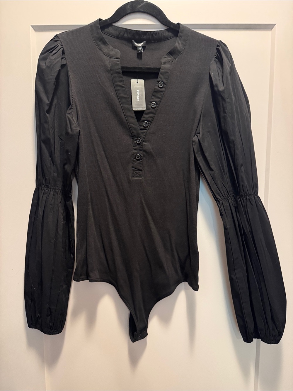 🆕 Express Black Puff-Sleeve Button-Front Design Bodysuit w Snap Thong. L. NWT!🔥🖤
